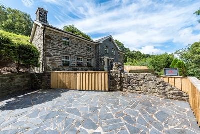 Penrhiw/ Hilltop Cottage