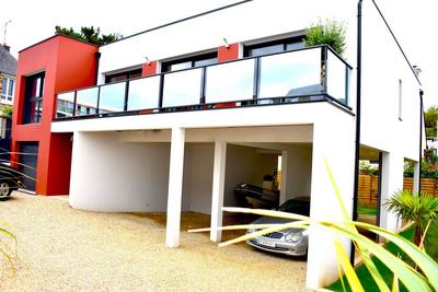 Villa neuve sur pilotis