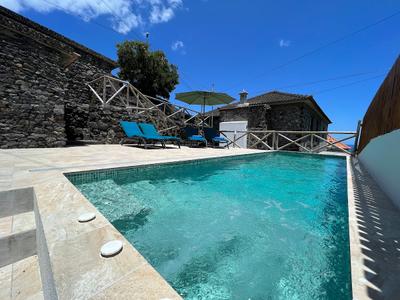 Gouveia Cottage by AnaLodges