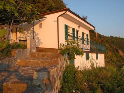 Holiday House: the fox and the grapes