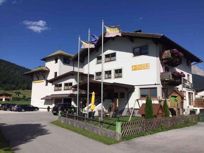 Alpenstern Lermoos Apartments / Pension