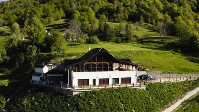 Alpin Zeneli Chalet
